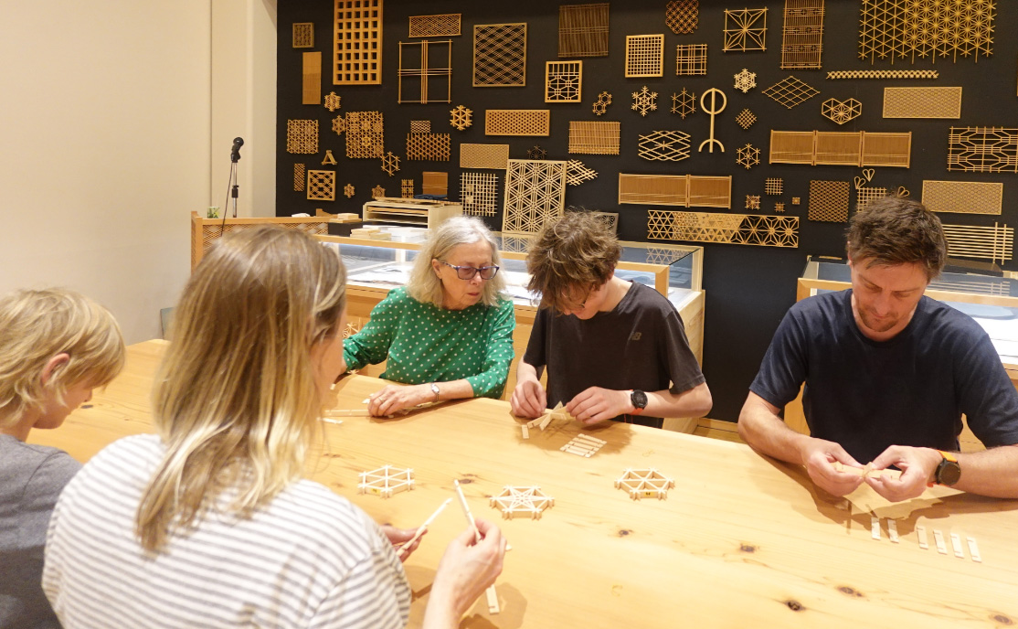 テーブルを囲み、組子体験に取り組む参加者たち