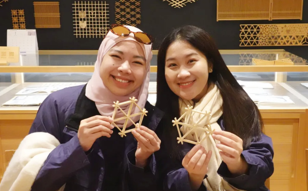 組子体験で製作した作品を手に、笑顔を見せる参加者