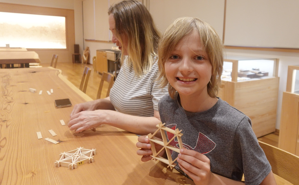 組子体験で、製作中の作品を手にする参加者